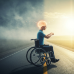 एक व्यक्ती अनिश्चिततेची जबाबदारी स्वीकारून सकारात्मकतेने भविष्याकडे पाहत आहे, मानसिक दृढता आणि आशा दर्शवत आहे.