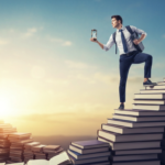 एक विद्यार्थी सातत्य आणि यश मिळवण्यासाठी कठीण मार्गावर चालत आहे, वेळेचे महत्त्व समजावून घेत आहे.